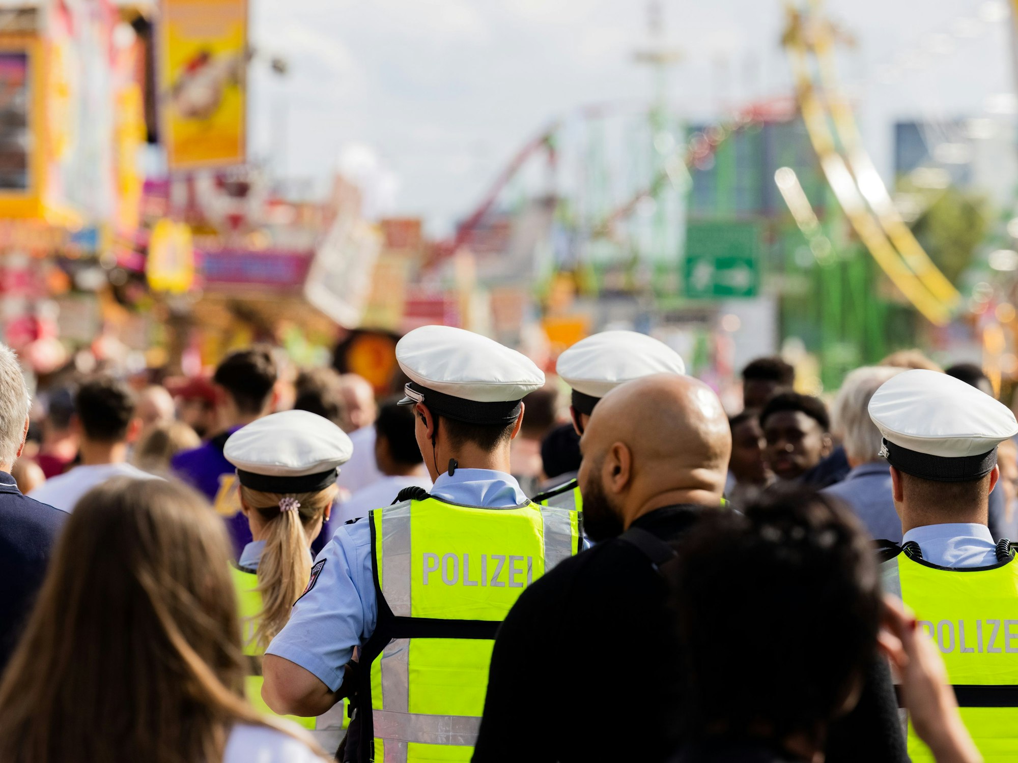 Polizeibeamte laufen am 15. Juli 2022 Streife auf der Rheinkirmes.