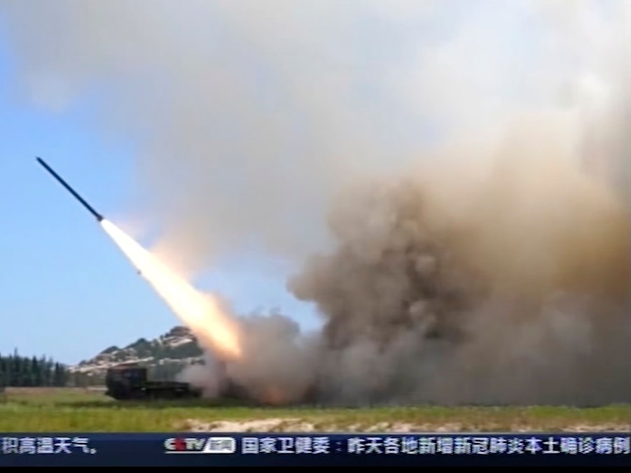 Auf diesem Bild, das aus einem Video des chinesischen Fernsehsenders CCTV stammt, wird ein Projektil von einem nicht näher bezeichneten Ort in China abgeschossen. Einige der chinesischen Raketen gingen auch in Japans Wirtschaftszone nieder.