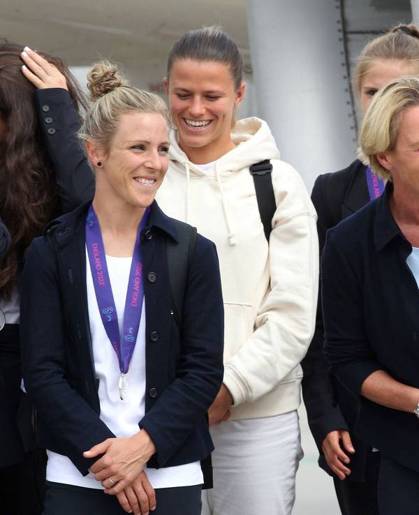 Svenja Huth, Martina Voss-Tecklenburg, Alexandra Popp, Merle Frohms und weitere Spielerinnen steigen aus dem Flugzeug.