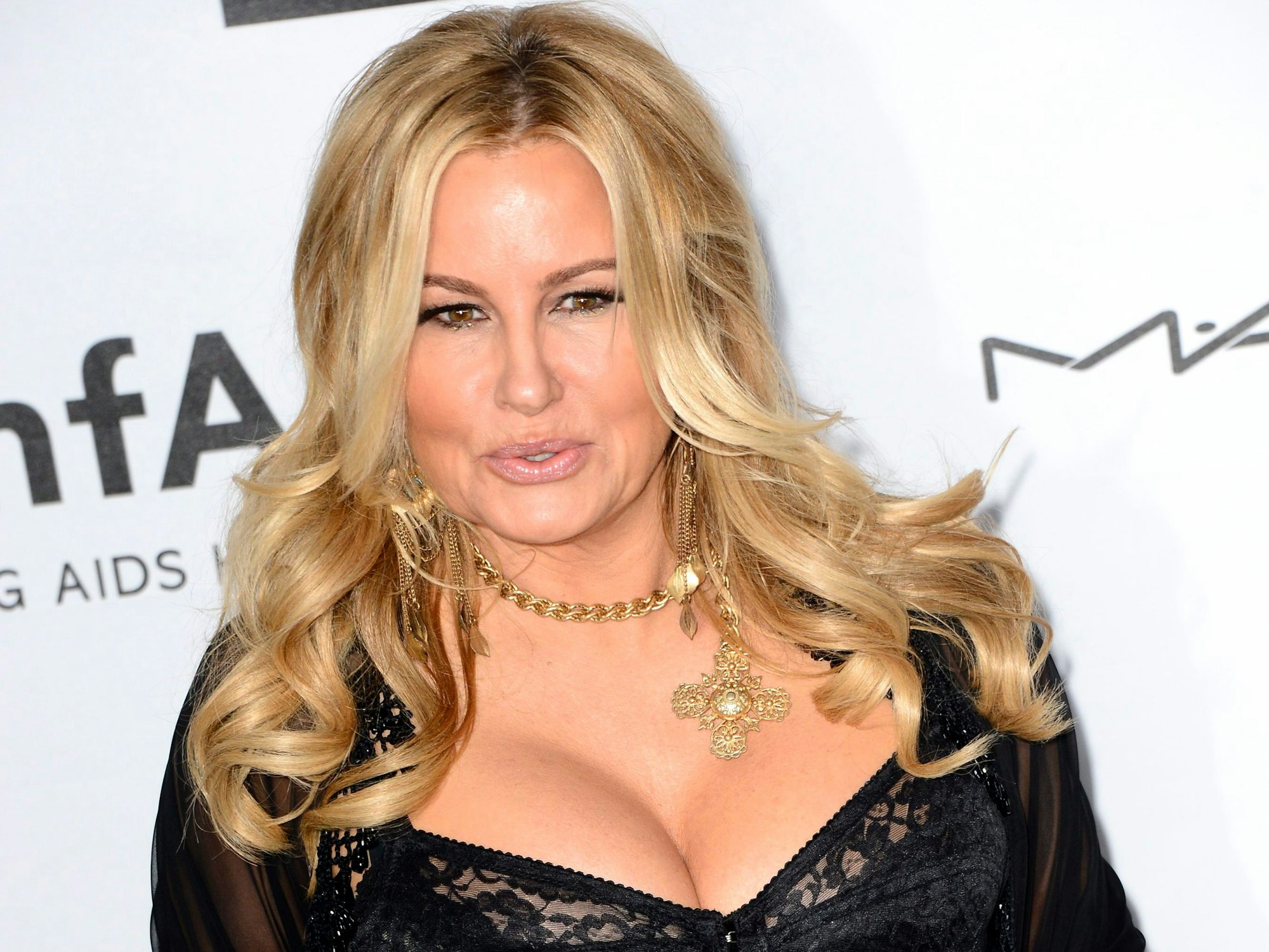 Jennifer Coolidge blickt auf dem roten Teppich zu den Fotografinnen und Fotografen