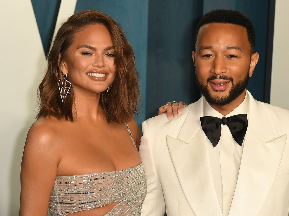 Das amerikanische Model Chrissy Teigen und ihr Ehemann John Legend kommen zur 94. jährlichen Oscar-Verleihung.