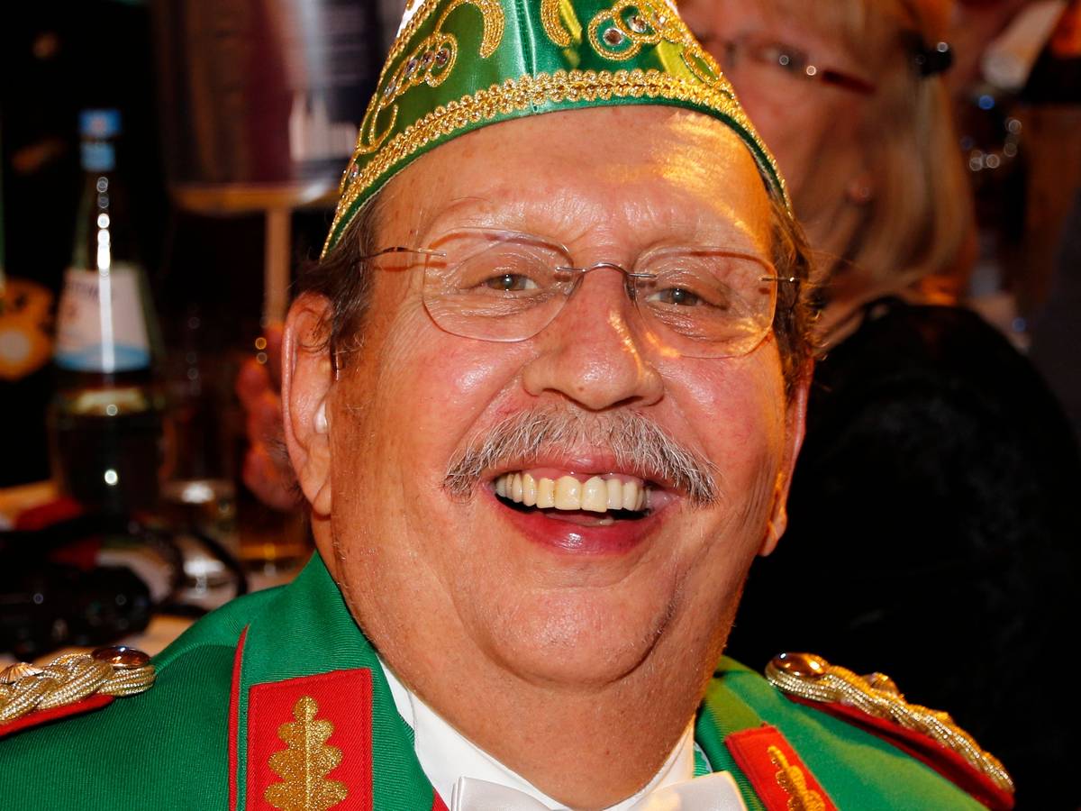 Hubert Koch lacht in die Kamera.