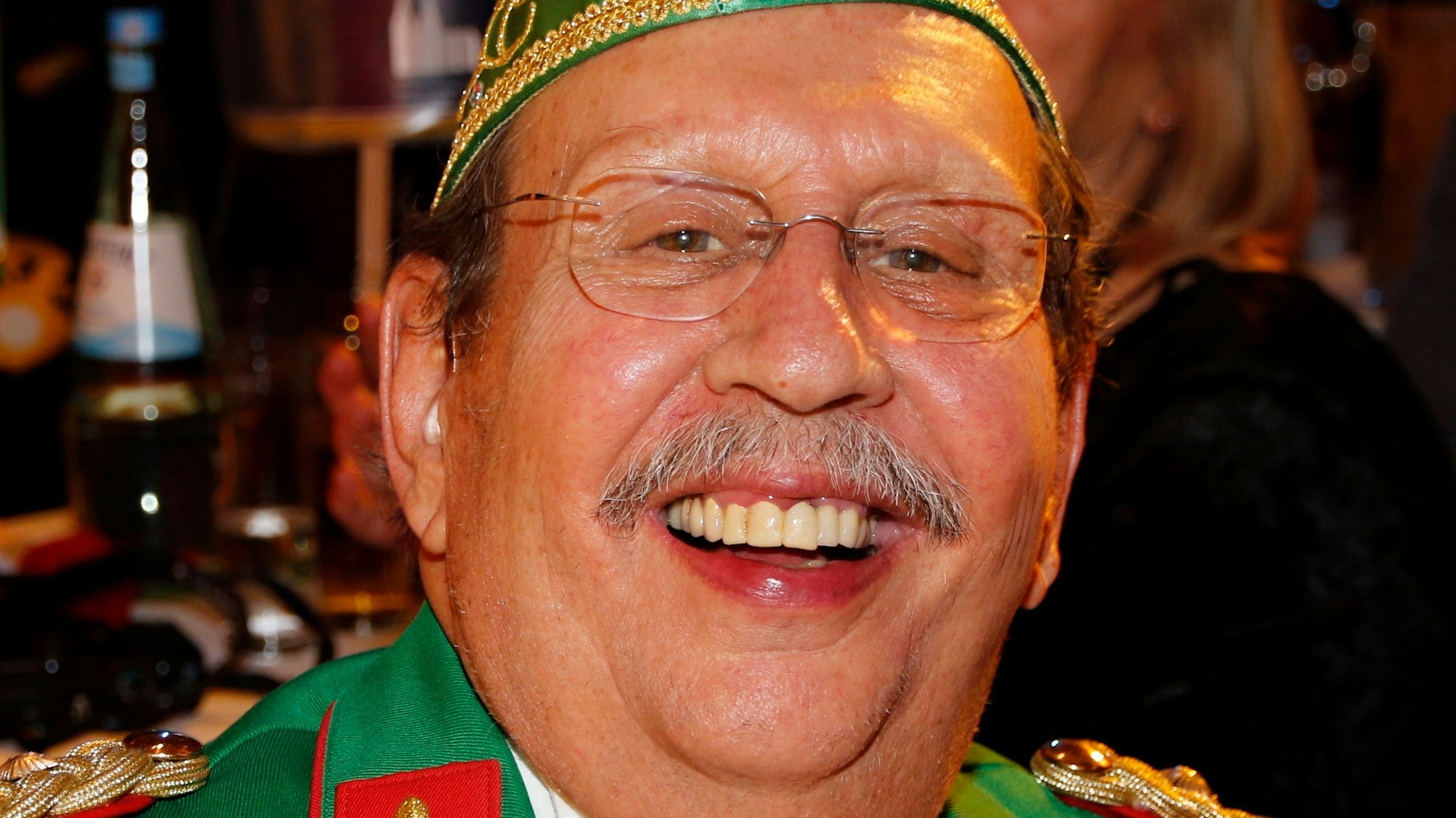 Hubert Koch lacht in die Kamera