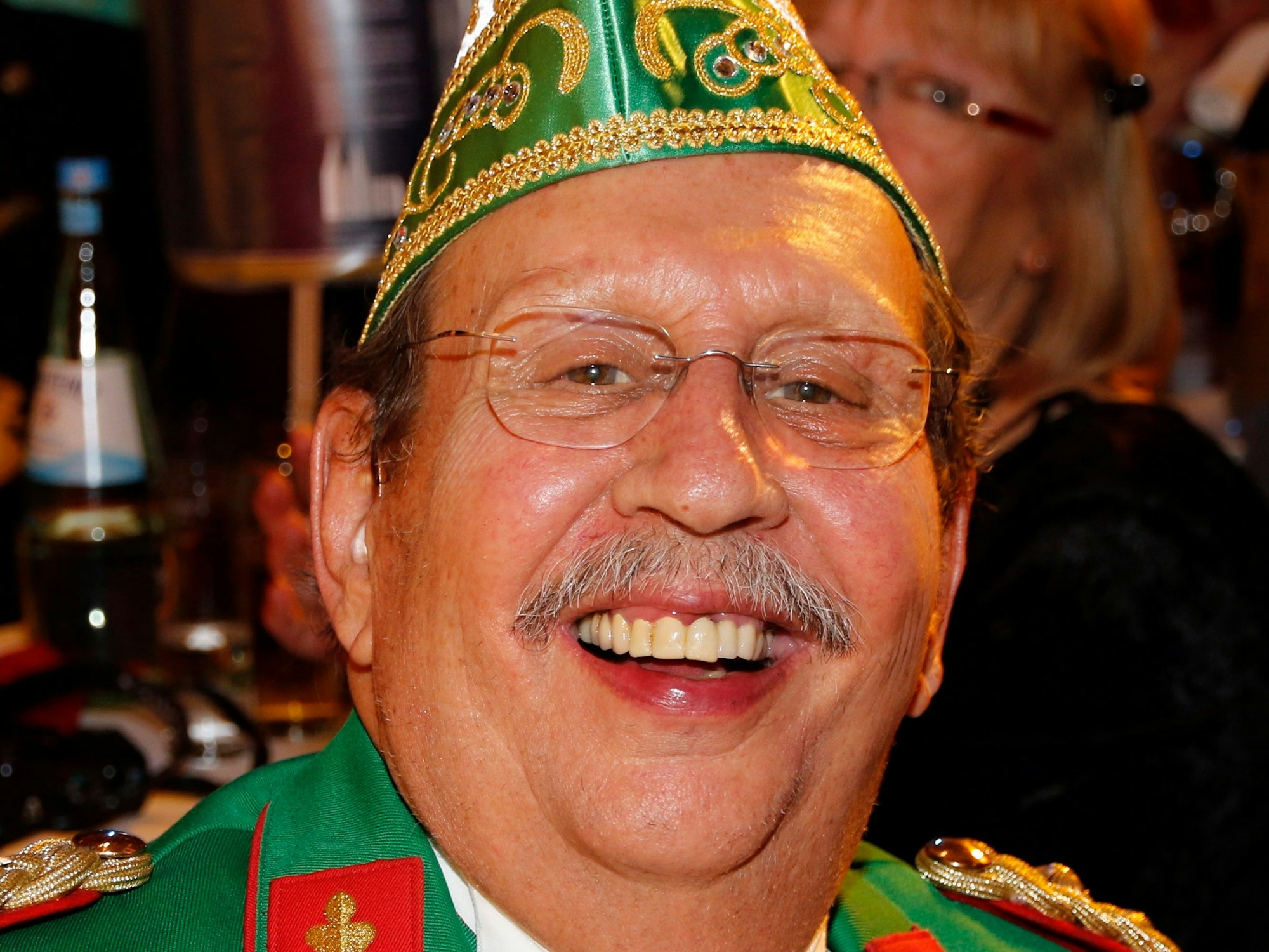 Hubert Koch lacht in die Kamera.