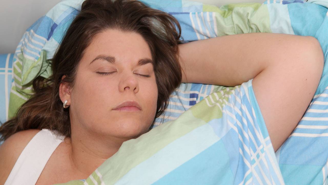 Im Schlaf erholen sich unser Geist und Körper. Was aber, wenn die Hitze einen nicht schlafen lässt? Unser Symbolbild zeigt eine junge Frau, die am 29.04.2011 in einem Bett in Hamburg schläft.