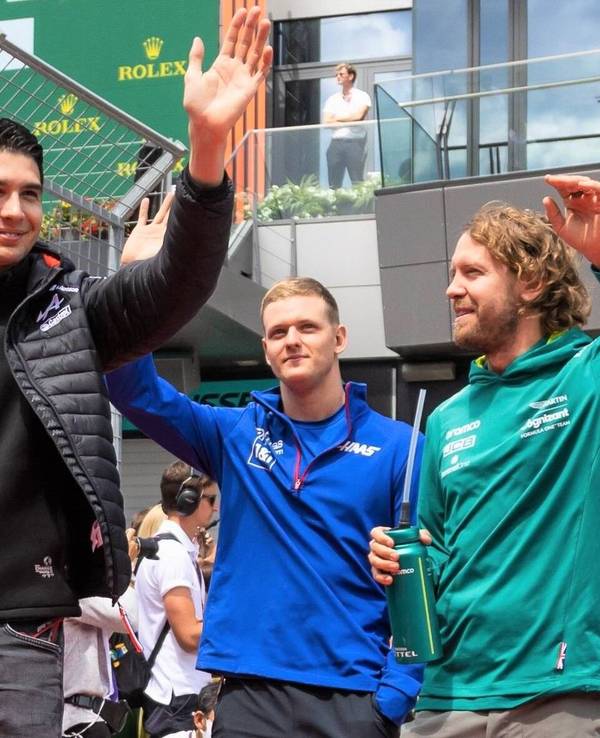 Esteban Ocon, Mick Schumacher und Sebastian Vettel winken den Fans der Formel 1