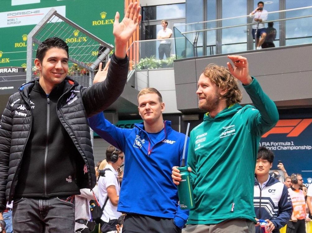 Esteban Ocon, Mick Schumacher und Sebastian Vettel winken den Fans der Formel 1