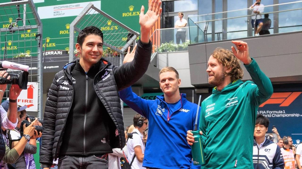 Esteban Ocon, Mick Schumacher und Sebastian Vettel winken den Fans der Formel 1