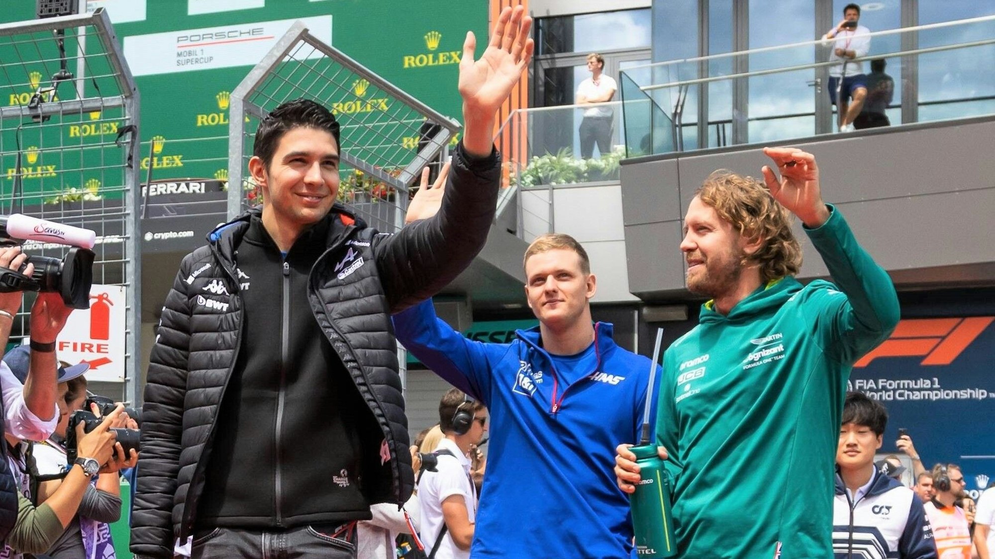 Esteban Ocon, Mick Schumacher und Sebastian Vettel winken den Fans der Formel 1