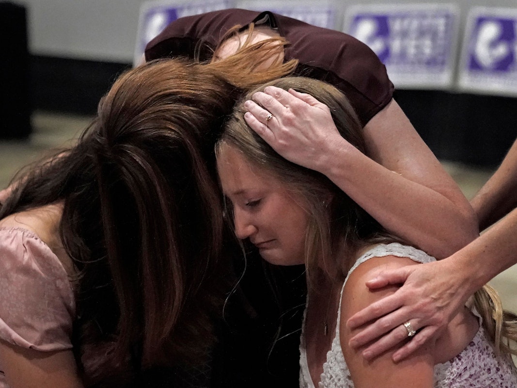 Frauen in Overland Park (Kansas) umarmen sich am 2. August, nachdem das Ergebnis eines Referendums in ihrem Bundesstaat mitgeteilt wurde. Eine Mehrheit der Wählerinnen und Wähler stimmte für ein weiterhin von der Verfassung geschütztes Abtreibungsrecht.