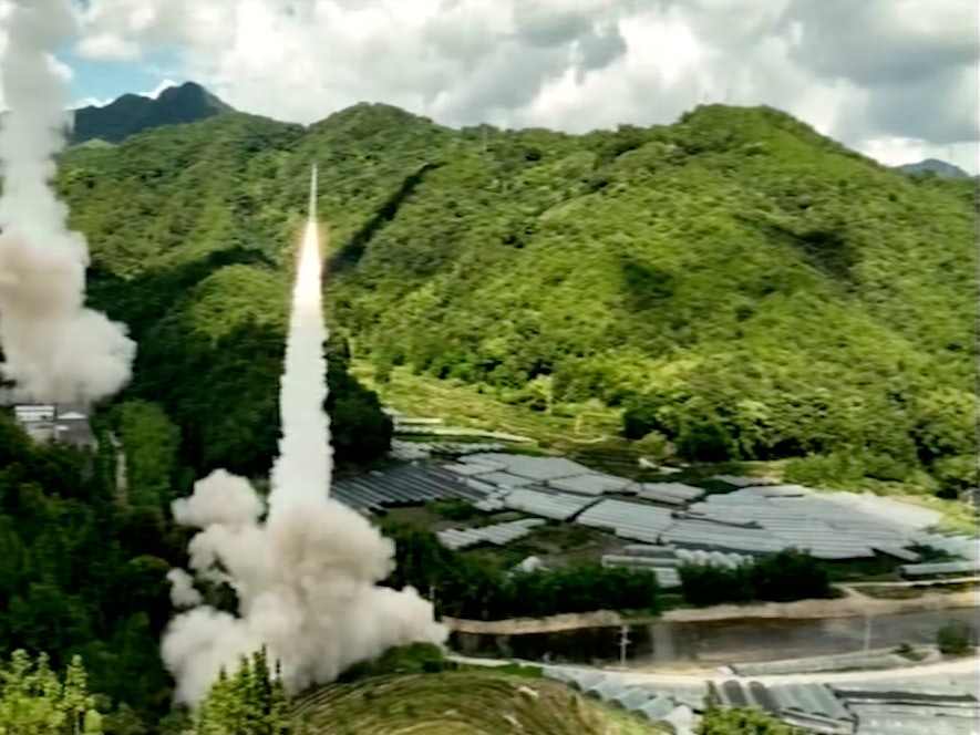 Bilder, die im chinesischen Staatsfernsehen gezeigt werden: Mehrere Projektile werden von einem nicht näher genannten Ort aus abgefeuert. Die Spannungen um Taiwan nehmen weiter zu.