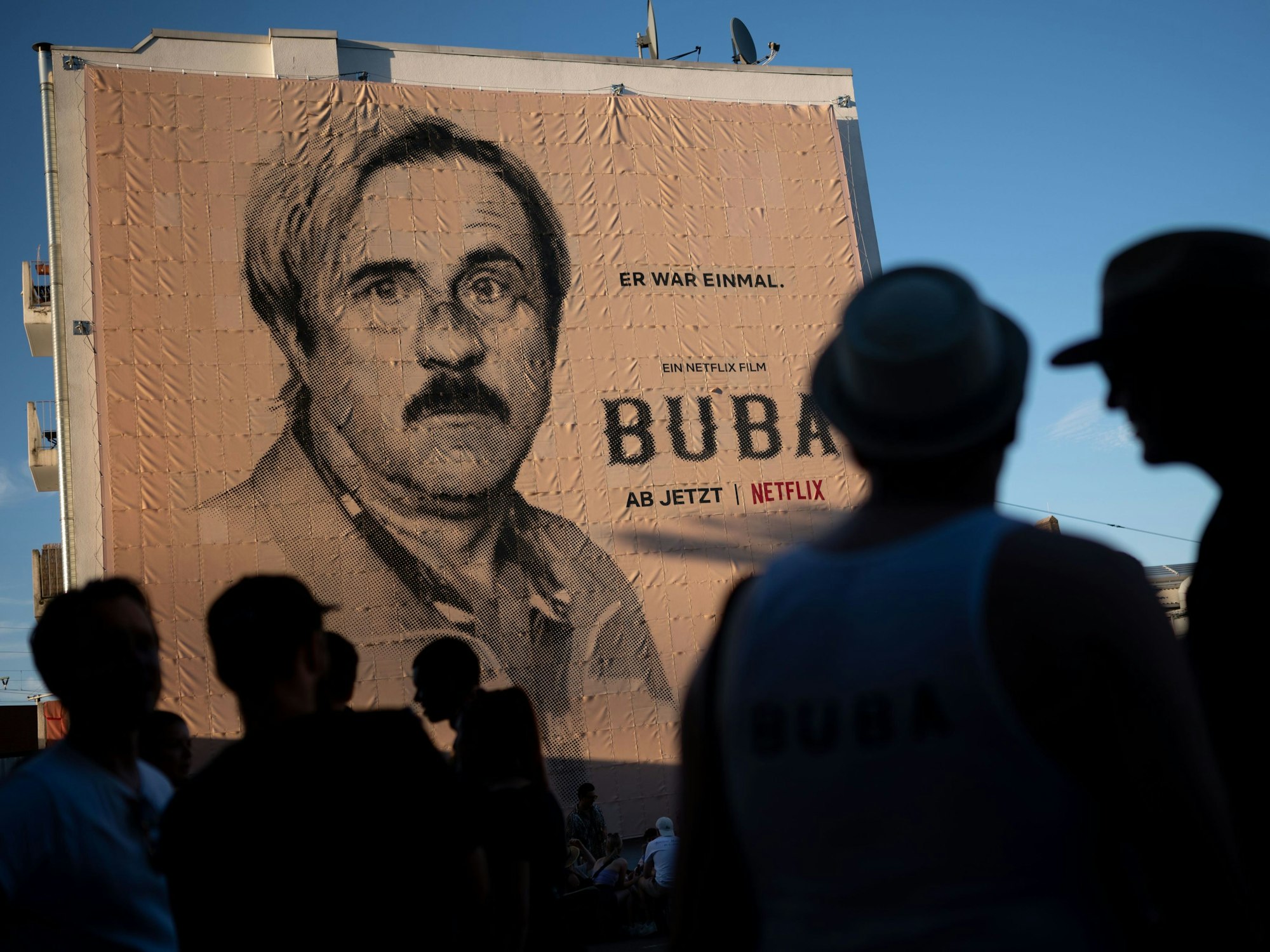Bjarne Mädel als Buba hängt als Plakat in Köln. Die Netflix-Serie ist am 3. August gestartet.
