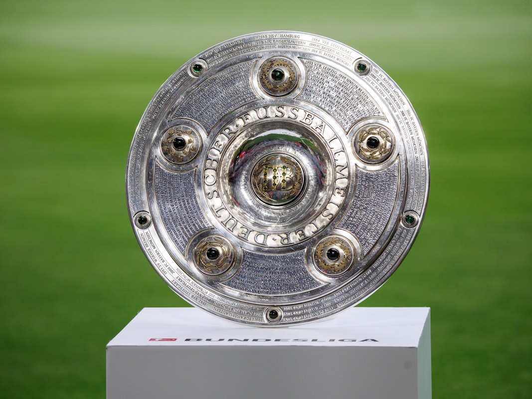 Die Meisterschale ist vor Spielbeginn auf einem Podest zu sehen.