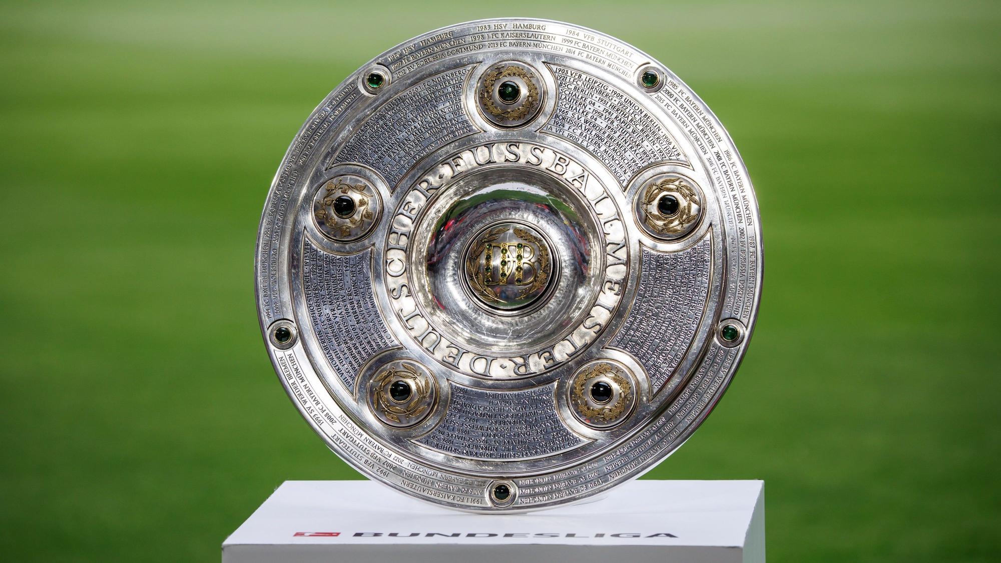 Die Meisterschale ist vor Spielbeginn auf einem Podest zu sehen.
