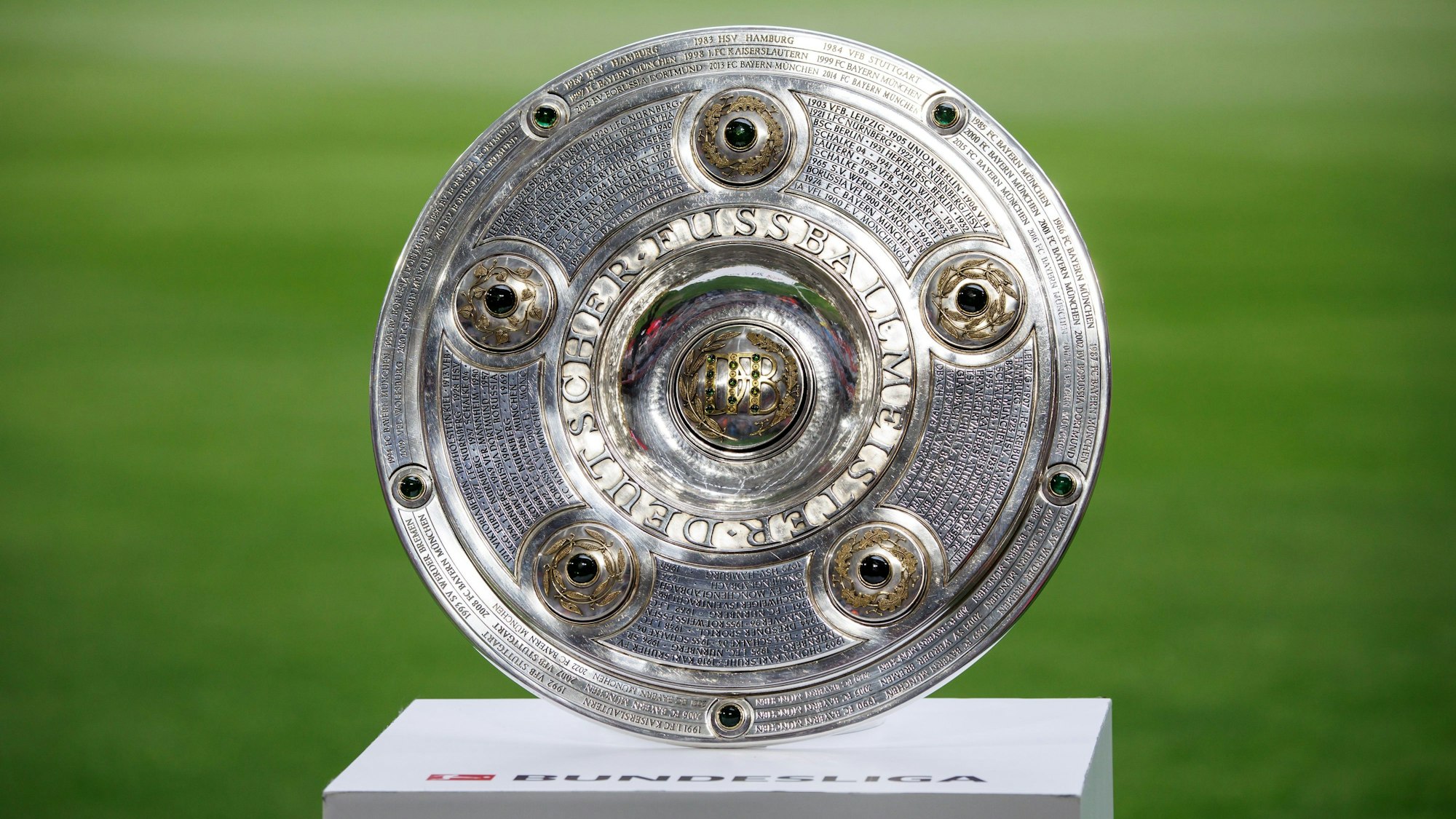 Die Meisterschale ist vor Spielbeginn auf einem Podest zu sehen.