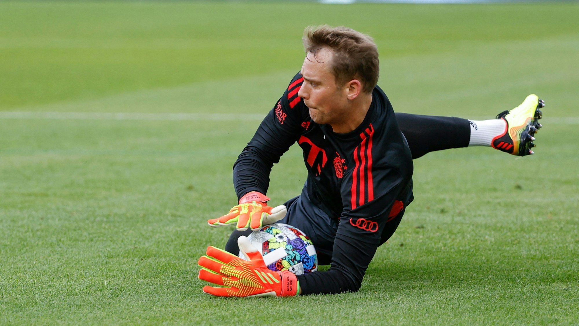 Bayerns Torwart Manuel Neuer fängt einen Ball im Training.