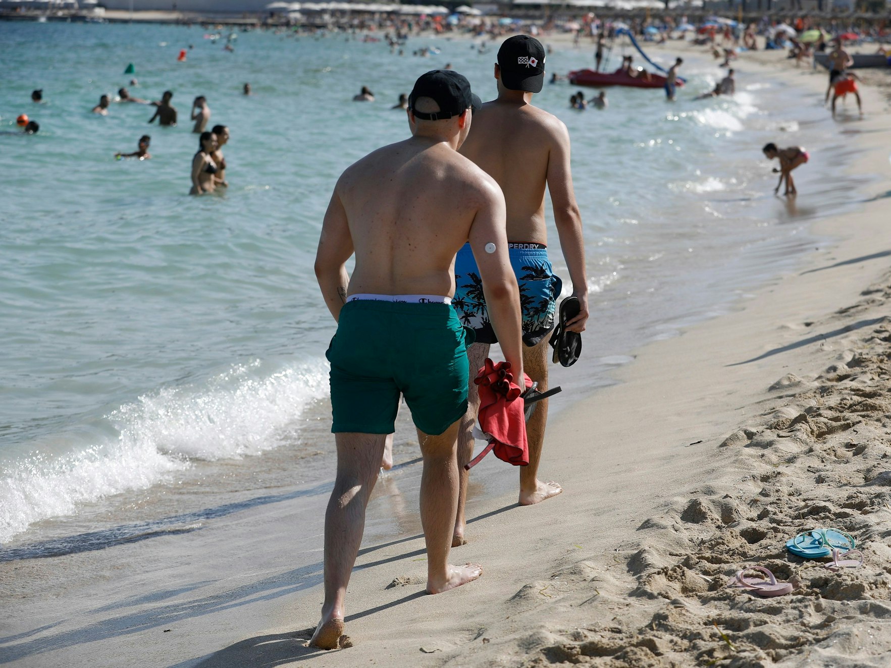 Ein Vermisster aus NRW ist Wochen später in Mallorca wieder aufgetaucht. Unser Symbolbild zeigt junge Männer am Strand bei Megaluf.