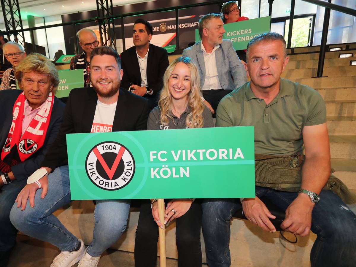 Die Vertreter von Viktoria Köln nach der Pokal-Auslosung.