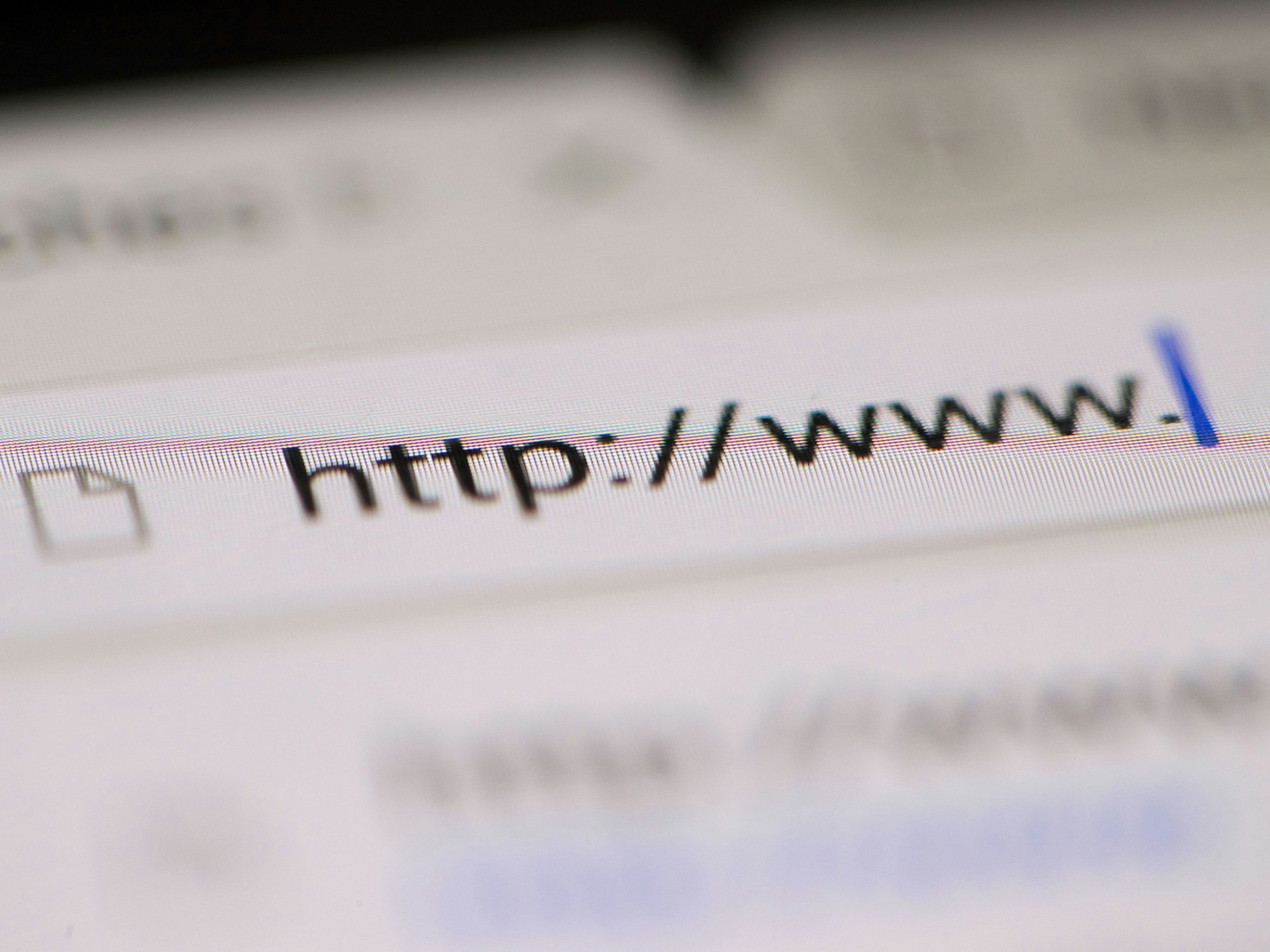 Auf dem Monitor eines Tablets ist die Eingabezeile für eine Internetadresse zu sehen (gestelltes Foto)