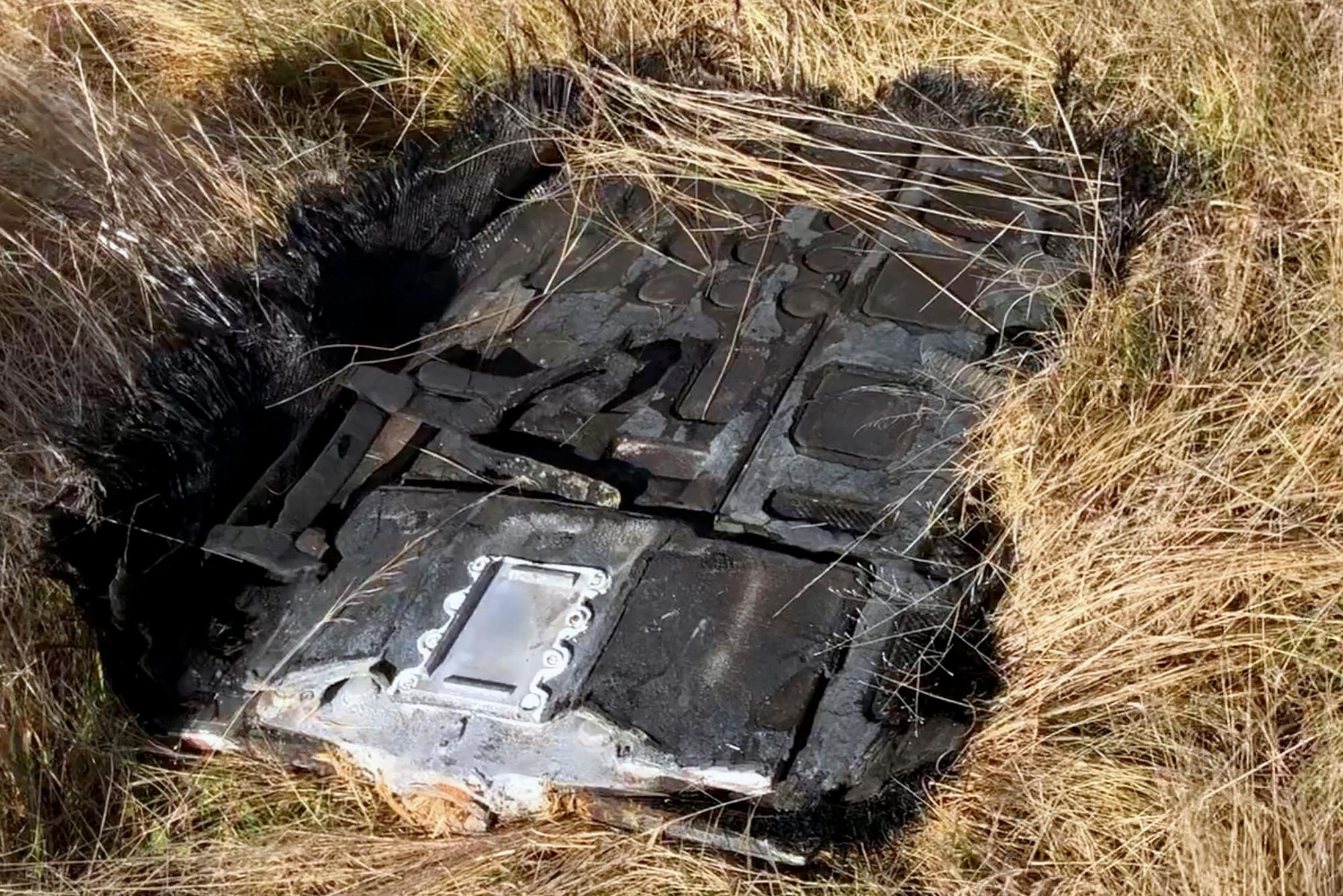 Das Foto von Astrophysiker Brad Tucker zeigt ein weiteres Teil der SpaceX-Kapsel, das auf die Erde stürzte. Das Verbundmaterial des verkohlten Brockens ist klar zu erkennen – es versengte beim Wiedereintritt in die Erdatmosphäre.