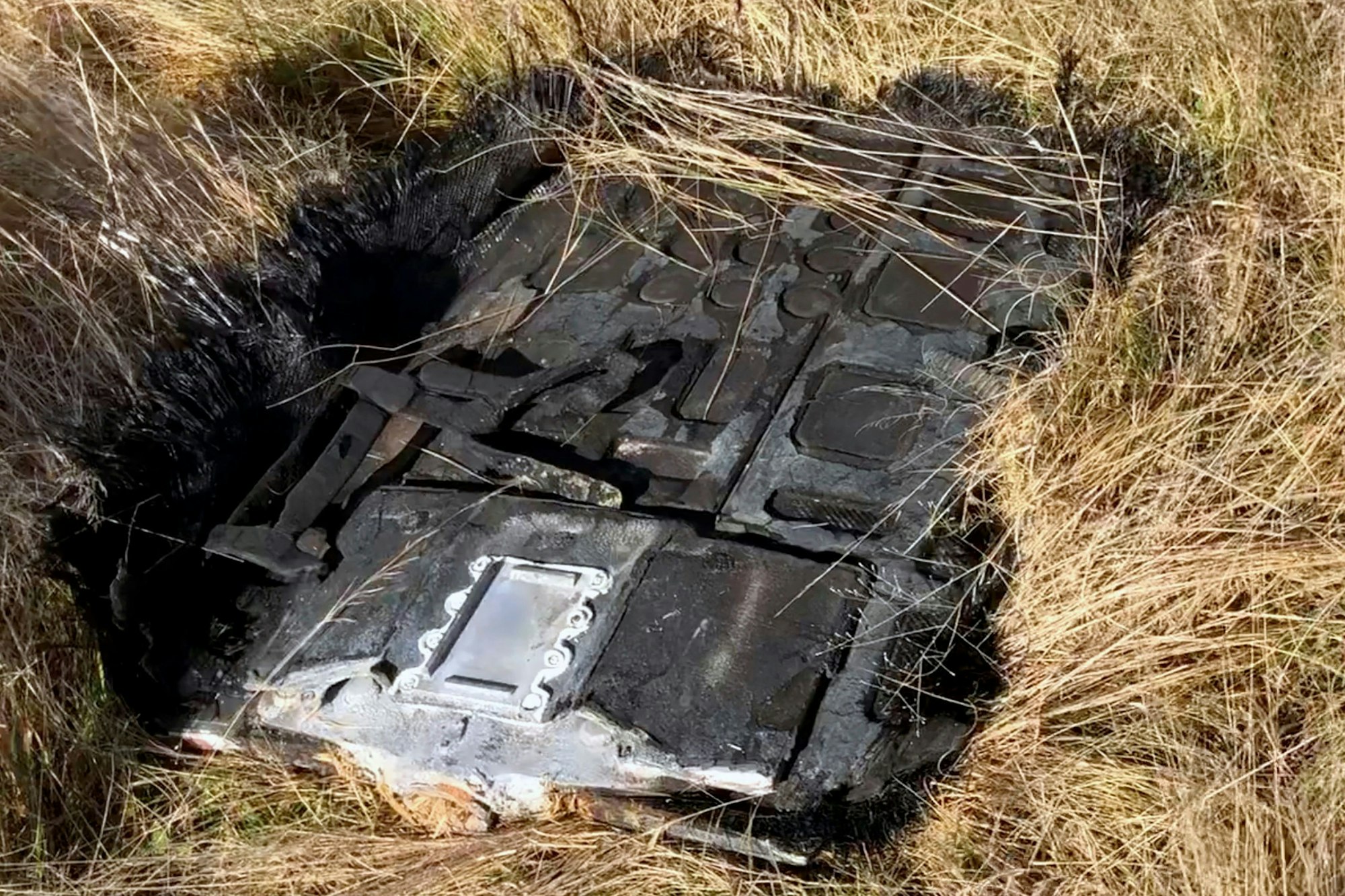 Das Foto von Astrophysiker Brad Tucker zeigt ein weiteres Teil der SpaceX-Kapsel, das auf die Erde stürzte. Das Verbundmaterial des verkohlten Brockens ist klar zu erkennen – es versengte beim Wiedereintritt in die Erdatmosphäre.