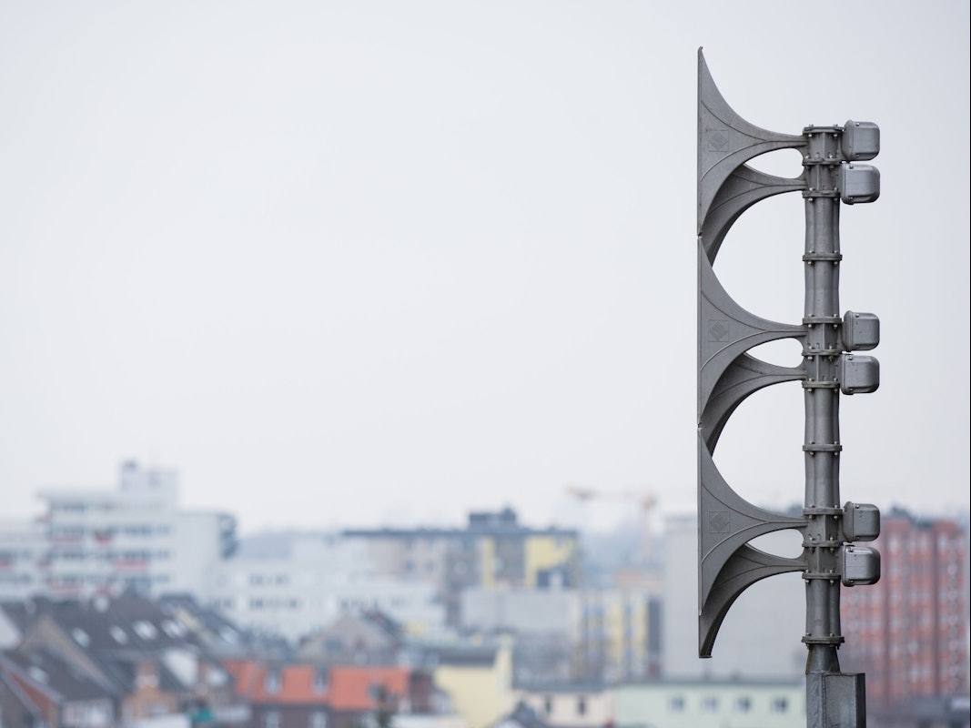 Eine Sirene am 19. Februar 2015 auf einem Dach in Köln (Nordrhein-Westfalen).