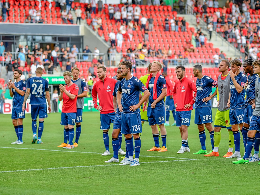 Enttäuschte Spieler des 1. FC Köln stehen nach Schlusspfiff vor ihren Fans auf der Tribüne.