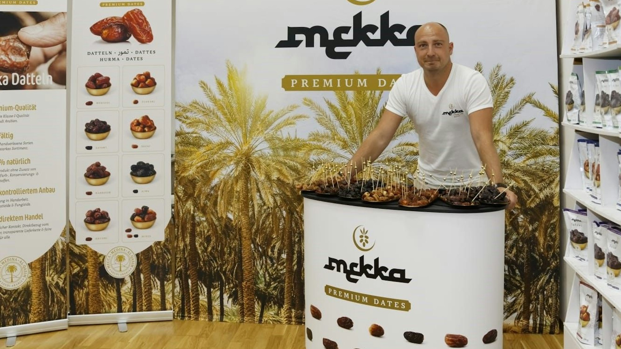 Mario Ebel steht in seinem Laden in der Kölner Mosche