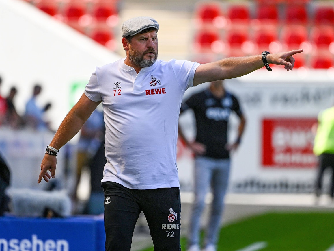 Steffen Baumgart gibt seiner Mannschaft Anweisungen von der Seitenlinie.