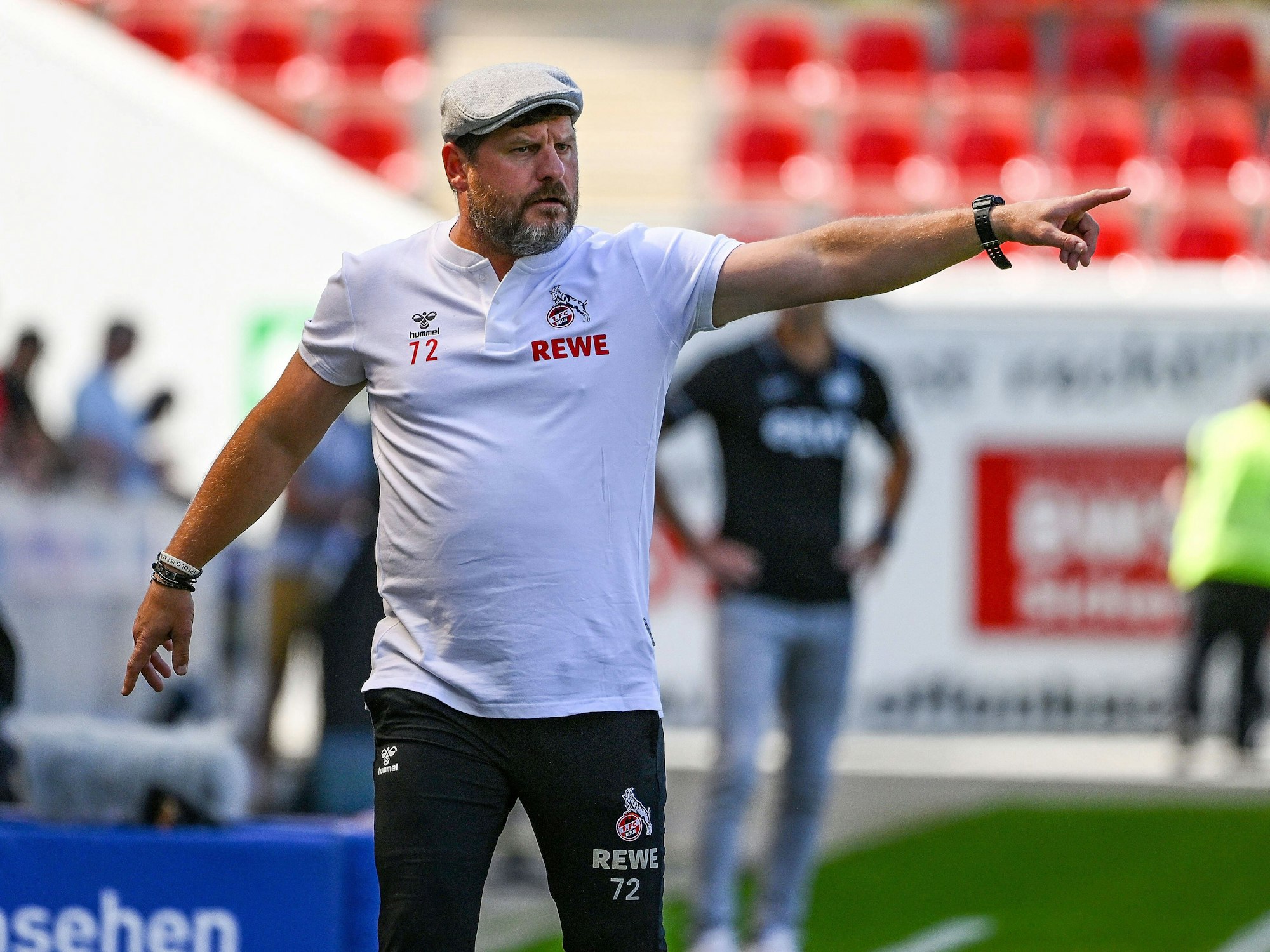 Steffen Baumgart gibt seiner Mannschaft Anweisungen von der Seitenlinie.