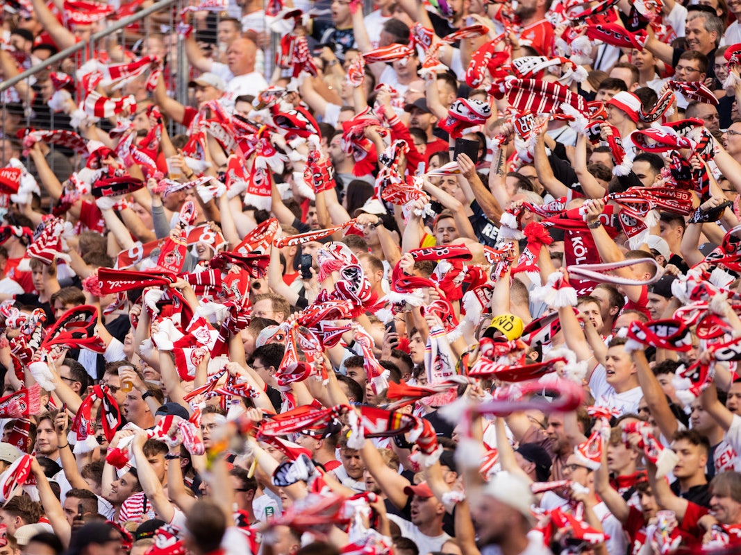 Fans des 1. FC Köln feiern im RheinEnergieStadion