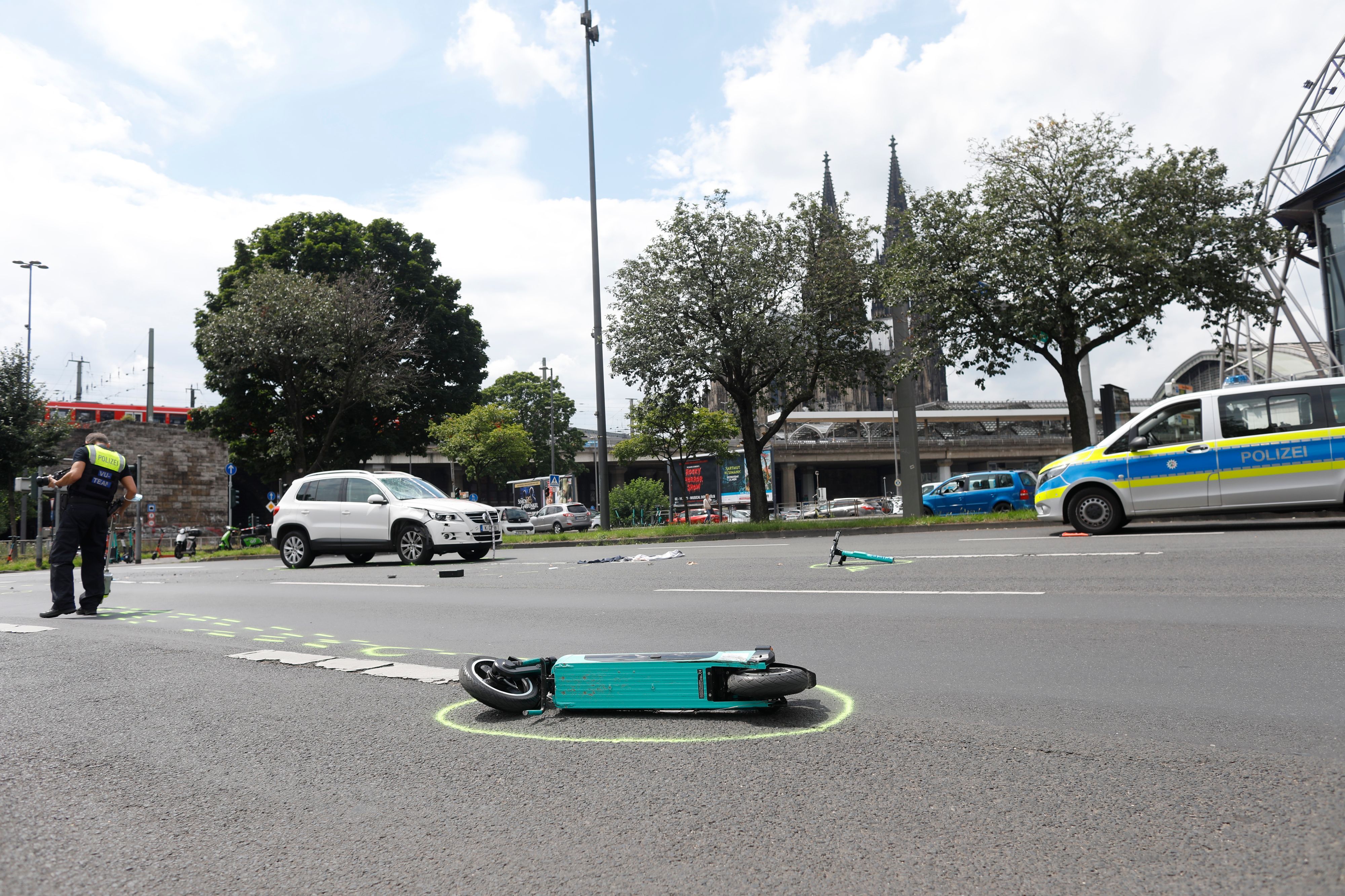 Ein Polizeiwagen steht auf der Rheinuferstraße in Köln bei einem Unfall 10. Juli 2021 mit einem E-Scooter.