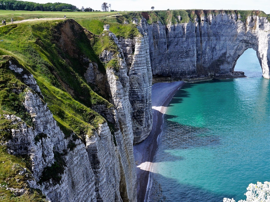 Die Klippen von Étretat in französischen Normandie im Sommer 2022.