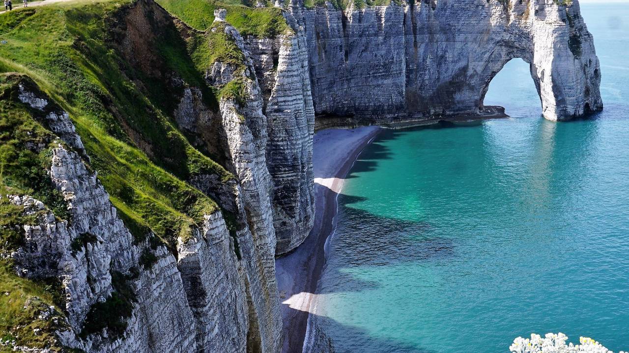 Die Klippen von Étretat in französischen Normandie im Sommer 2022.