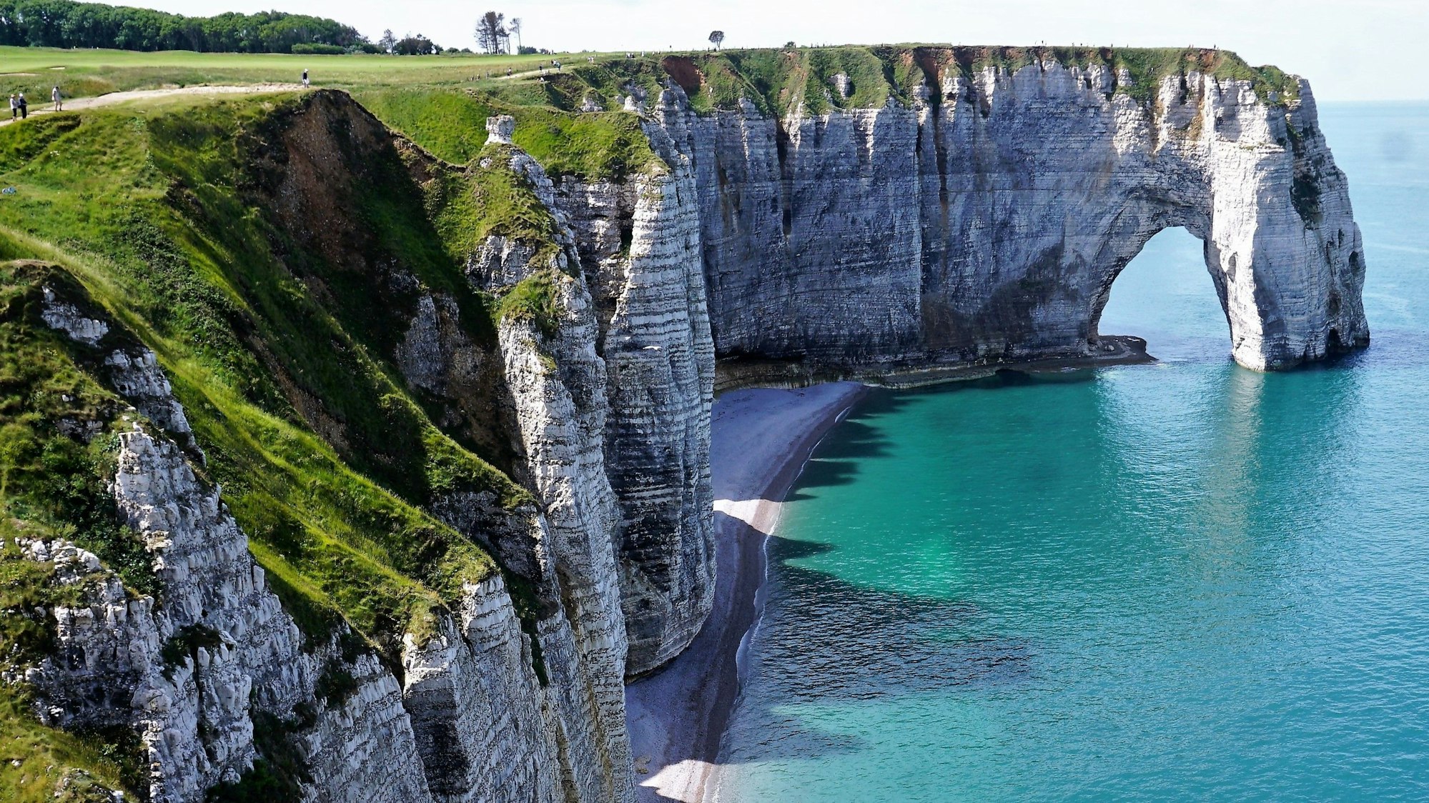 Die Klippen von Étretat in französischen Normandie im Sommer 2022.