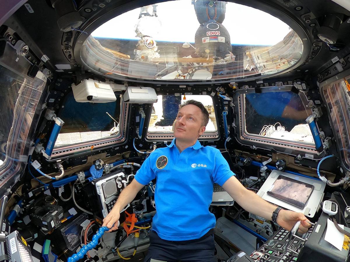 Astronaut Matthias Maurer blickt von der Kuppel der Internationalen Raumstation ISS auf die Erde