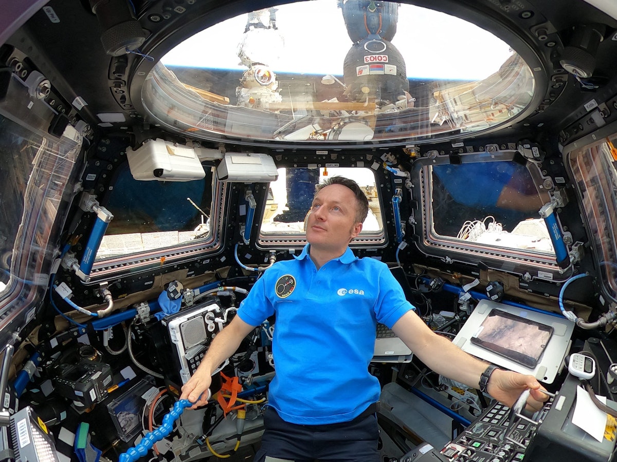 Astronaut Matthias Maurer blickt von der Kuppel der Internationalen Raumstation ISS auf die Erde