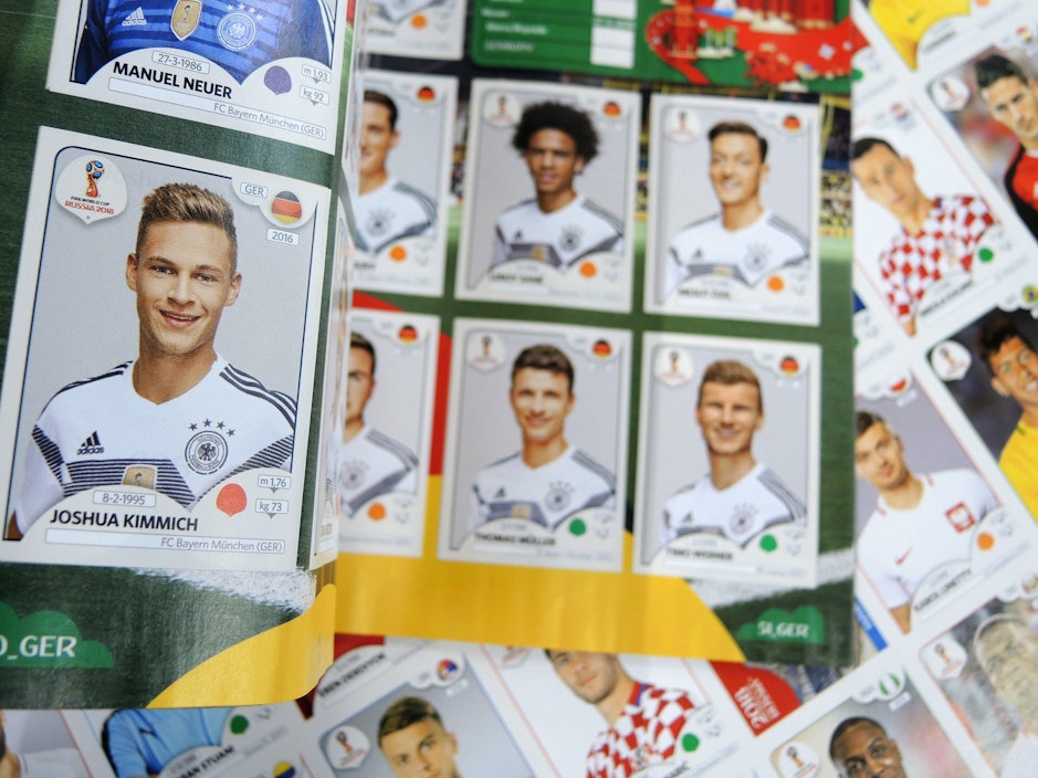Blick auf die Seite der deutschen Fußball-Nationalmannschaft mit Fotos von Manuel Neuer und Joshua Kimmich im Panini-Stickeralbum zur Fußball-Weltmeisterschaft.