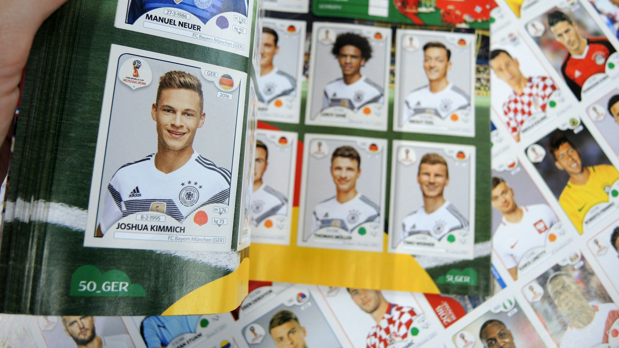 Blick auf die Seite der deutschen Fußball-Nationalmannschaft mit Fotos von Manuel Neuer und Joshua Kimmich im Panini-Stickeralbum zur Fußball-Weltmeisterschaft.