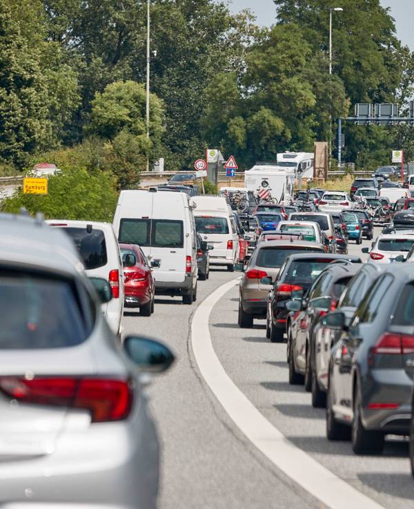 Wegen einer Sperrung des Elbtunnels auf der Autobahn A7 Richtung Norden kam es Ende Juli 2022 zu großen Verkehrsaufkommen auf der A255 kurz vor den Elbbrücken.