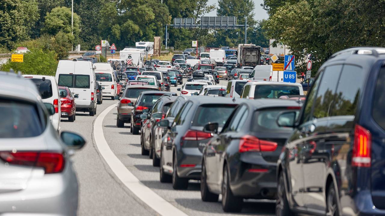 Wegen einer Sperrung des Elbtunnels auf der Autobahn A7 Richtung Norden kam es Ende Juli 2022 zu großen Verkehrsaufkommen auf der A255 kurz vor den Elbbrücken.