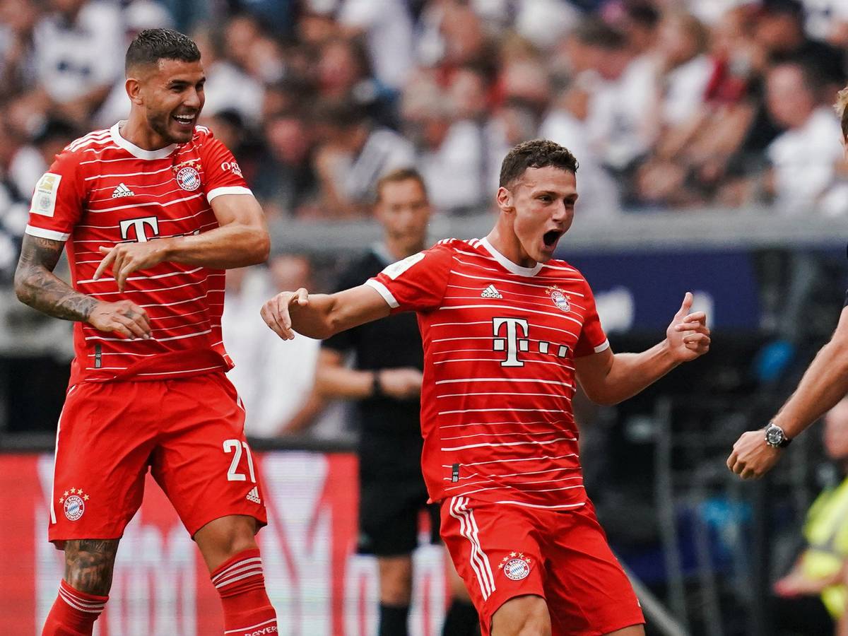 Für Julian Nagelsmann (r.) und seine Schützlinge ging es mit einem Schützenfest in die neue Saison. Hier jubeln Benjamin Pavard (M.) und Lucas Hernández mit ihrem Coach über das zwischenzeitliche 2:0 bei Eintracht Frankfurt.