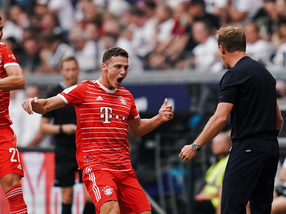 Für Julian Nagelsmann (r.) und seine Schützlinge ging es mit einem Schützenfest in die neue Saison. Hier jubeln Benjamin Pavard (M.) und Lucas Hernández mit ihrem Coach über das zwischenzeitliche 2:0 bei Eintracht Frankfurt.