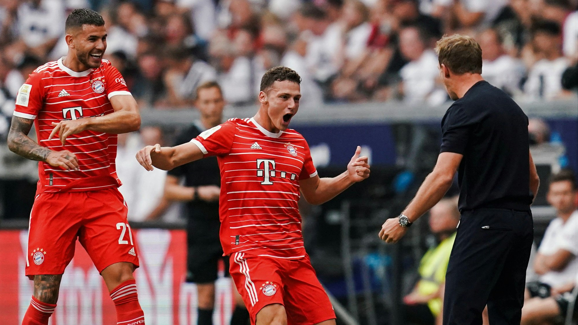 Für Julian Nagelsmann (r.) und seine Schützlinge ging es mit einem Schützenfest in die neue Saison. Hier jubeln Benjamin Pavard (M.) und Lucas Hernández mit ihrem Coach über das zwischenzeitliche 2:0 bei Eintracht Frankfurt.