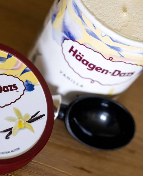 Ein Becher mit dem Eis Vanilla von Häagen-Dazs steht auf einem Tisch. Der Hersteller General Mills ruft Produkte von Häagen-Dazs mit der Geschmacksrichtung Vanilla zurück.