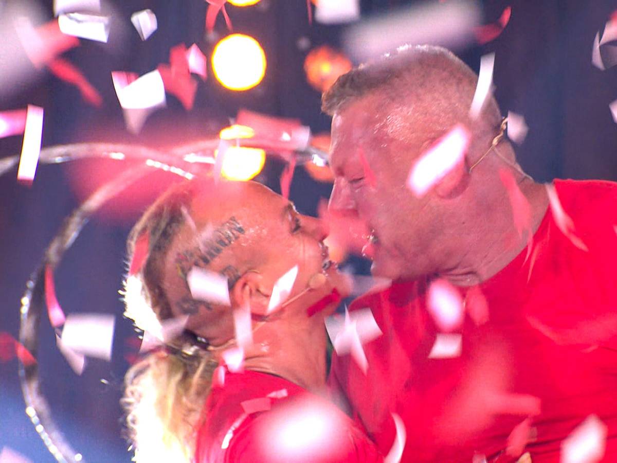 Caro und Andreas Robens gewannen 2020 die RTL-Show „Das Sommerhaus der Stars“. Hier umarmen sie sich und lachen.