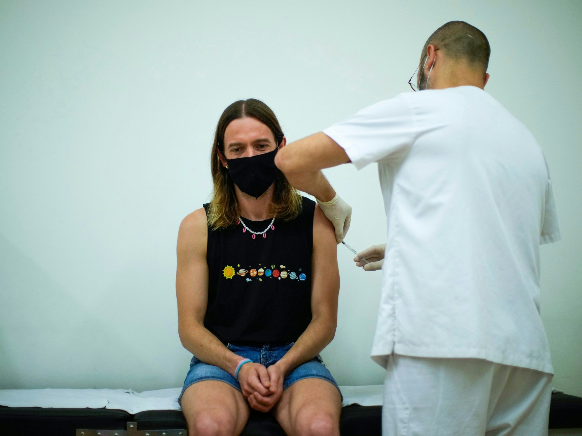 Ein Mann wird in einem medizinischen Zentrum in Barcelona (Spanien) von einem Arzt gegen Affenpocken geimpft. Das Foto wurde am 26. Juli 2022 aufgenommen.