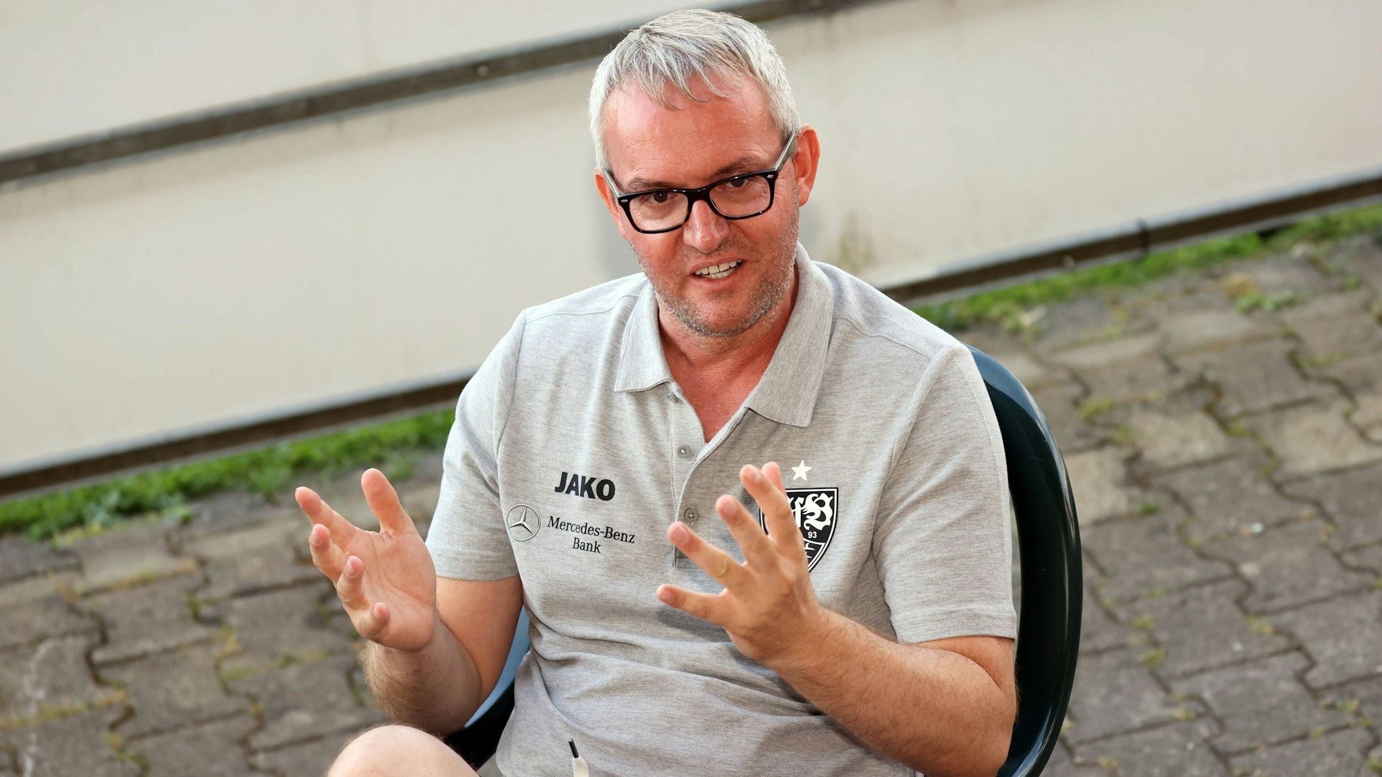 Alexander Wehrle spricht im Trainingslager mit Journalisten.