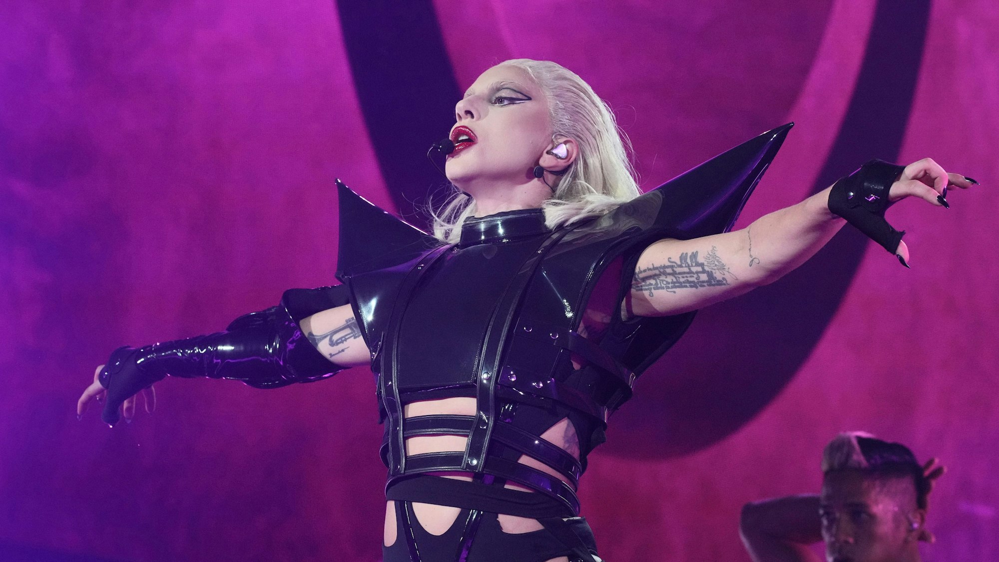 Lady Gaga performt auf der Bühne.