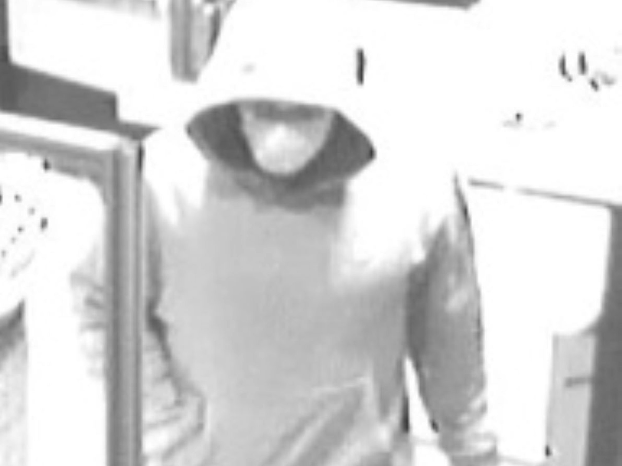 Ein Mann hat die Kapuze seiner Jacke aufgesetzt.